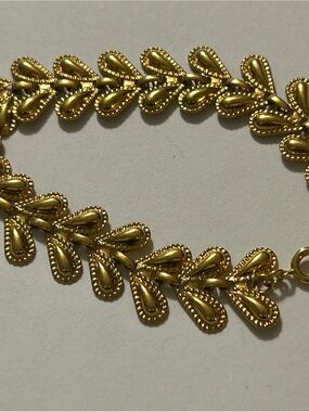 Vintage Avon Gold Tone Laurel Leaf Teardrop Chevron Statement Bracelet